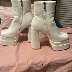Elegant White Platform Heeled Boots size 7 good condition